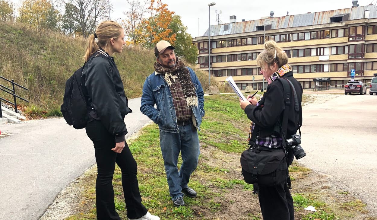 Pressvisning av konstverk vid Hudiksvalls sjukhus. Marco Cueva tillsammans med Linda Bäckström och reporter från Hudiksvalls tidning.